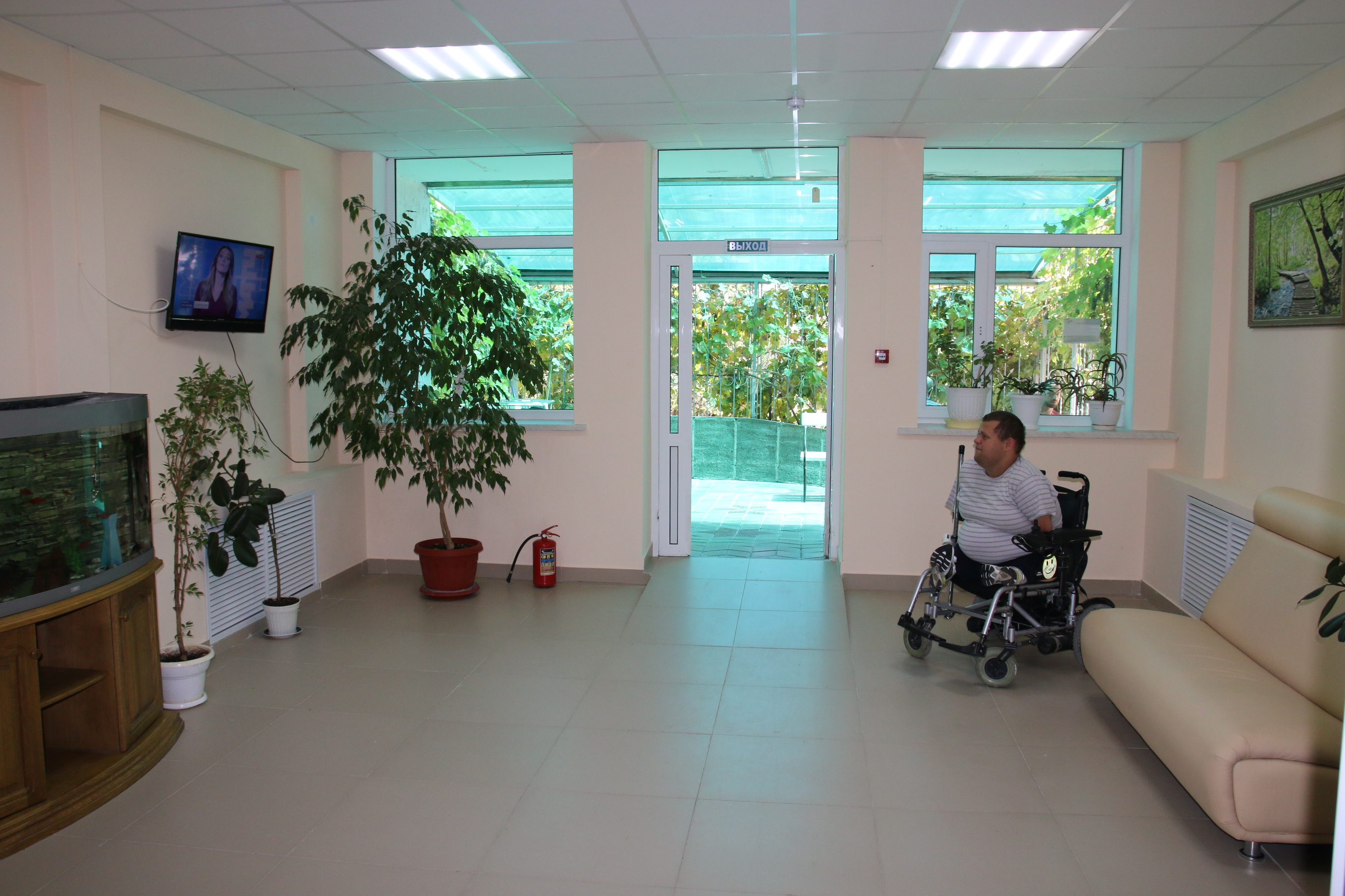 Главный вход геронтологического центра