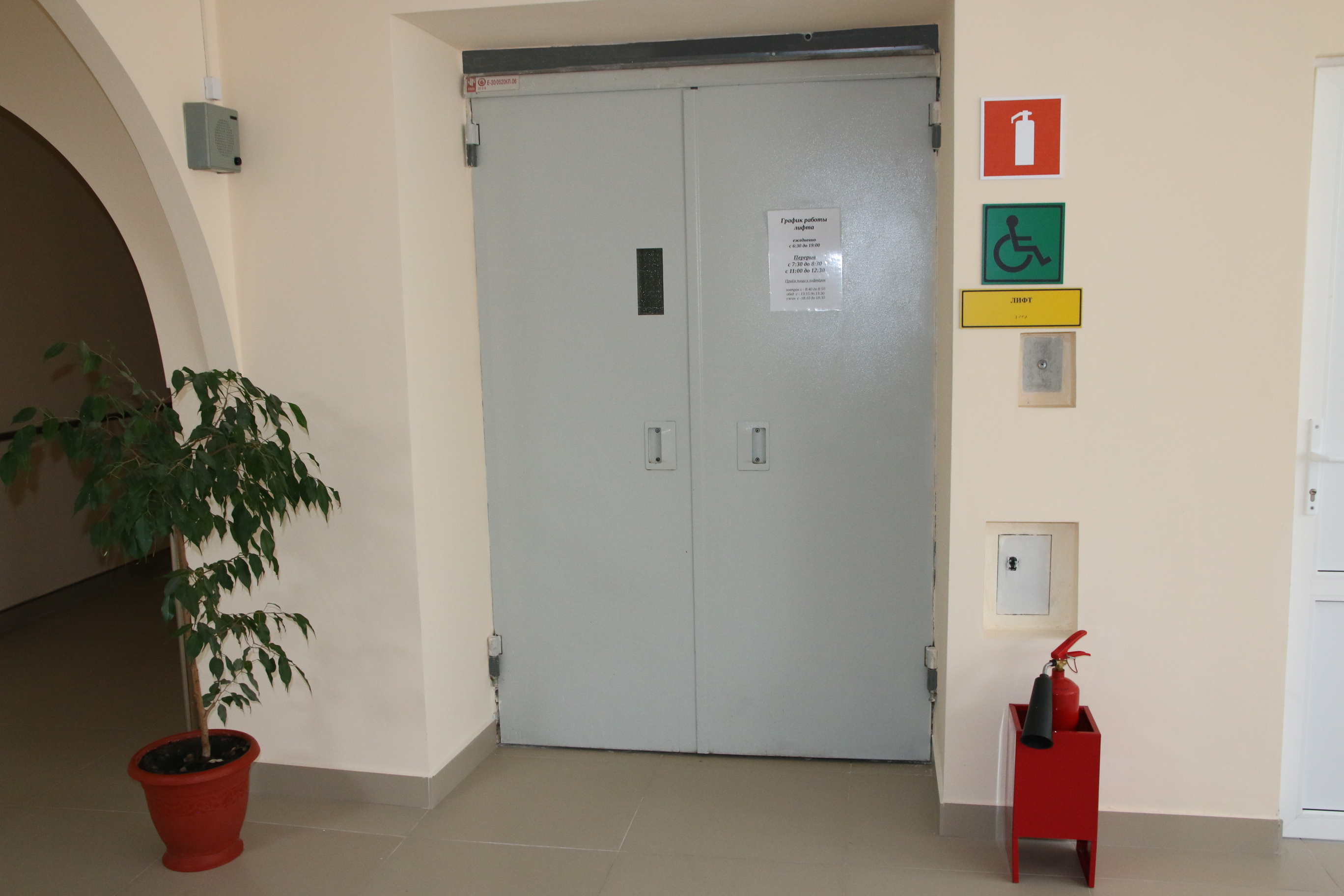 Широкий коридор с поручнями