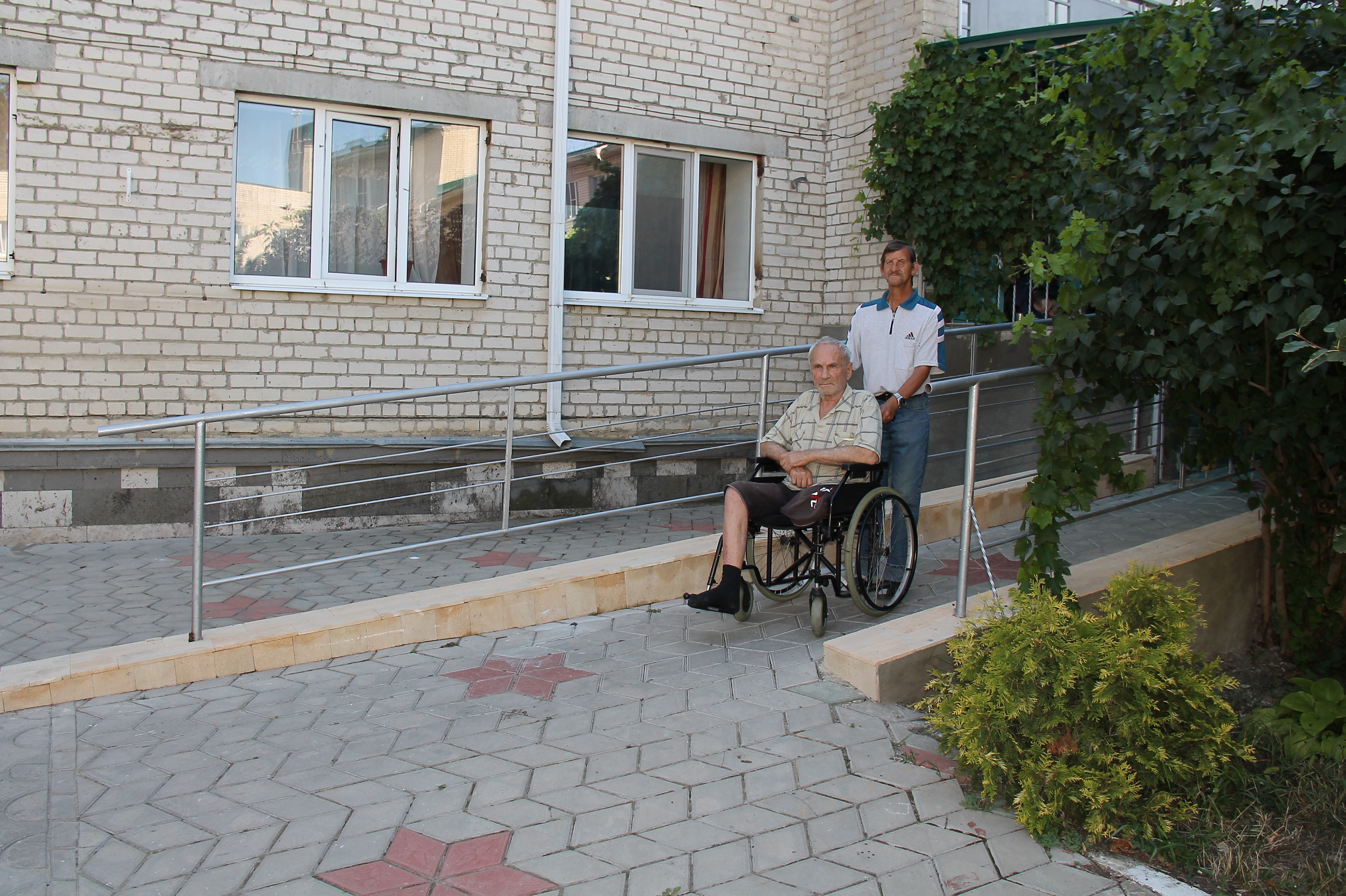 Пандус с поручнями сбоку